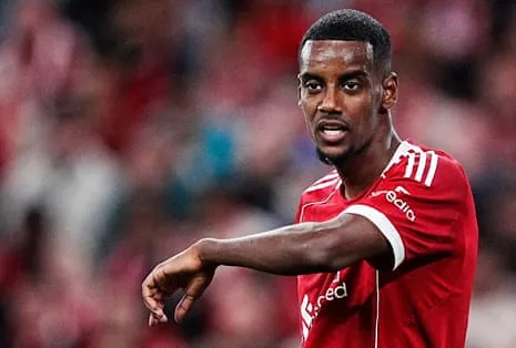 Isak's First Appearance Brings Star Power Amid Evident Rust